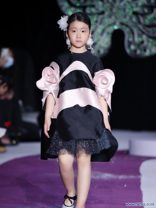 张亮女儿11岁近照 自信大方镜头前